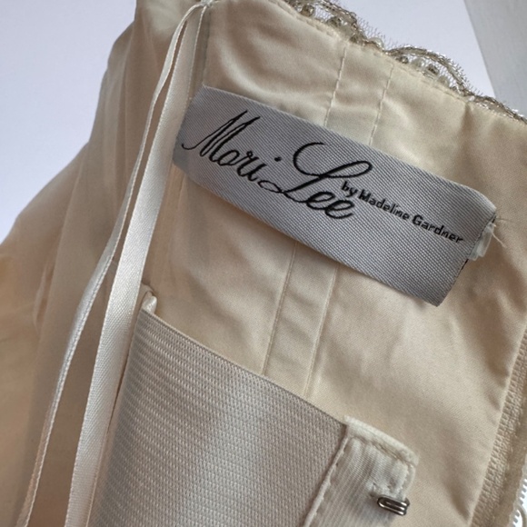 Brand New size 16 - Never worn wedding dress - Picture 4 of 7